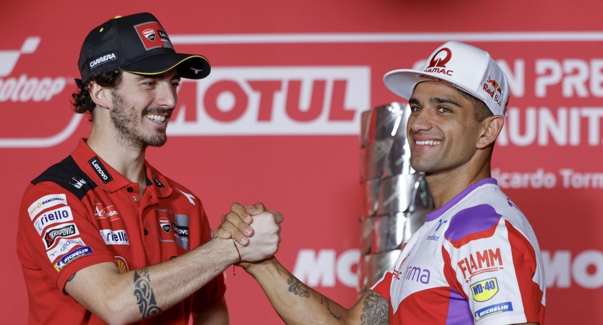 Los pilotos de MotoGP Francesco Bagnaia y Jorge Martin se saludan.