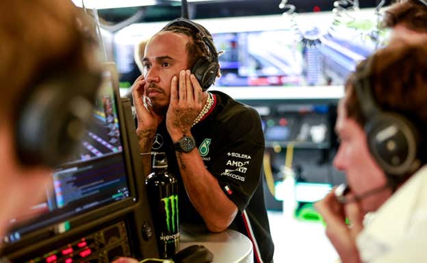 Lewis Hamilton, en el box de Mercedes-AMG F1 durante el GP de Abu Dhabi.  EP