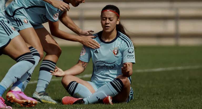 Alexia Jr. celebrando un gol.