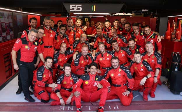 Carlos Sainz, con su equipo de mecánicos e ingenieros en el GP de Abu Dhabi 2023.  EFE