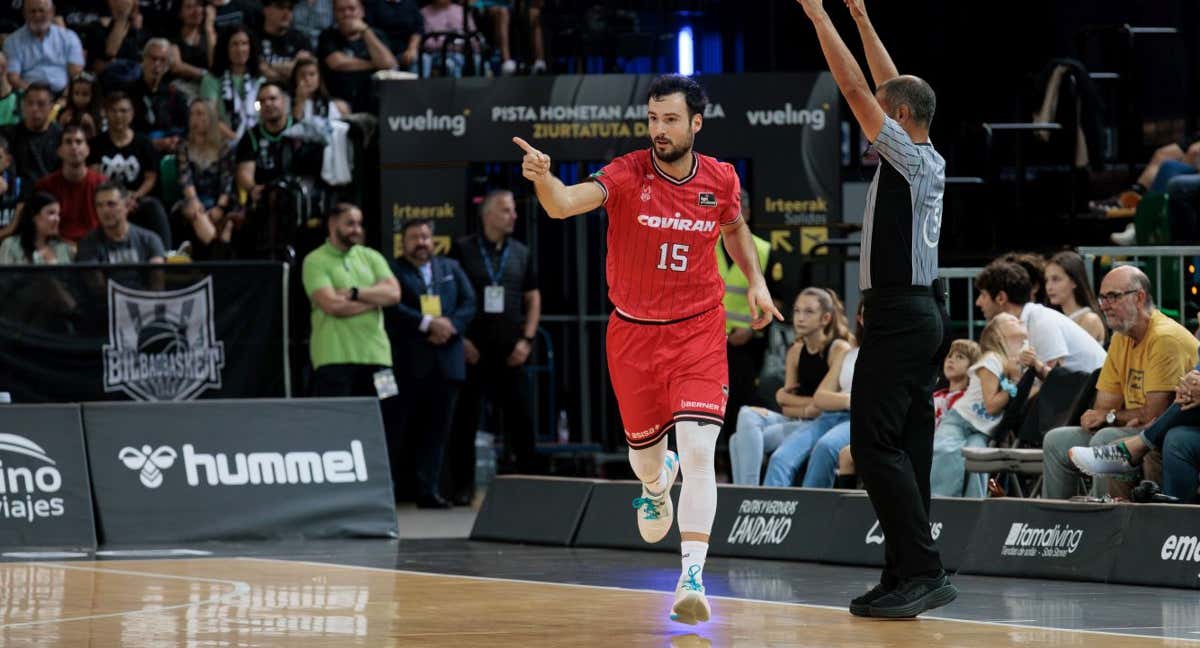 Lluís Costa, esta temporada, durante un partido. /ACB PHOTO/A. ARRIZABALAGA