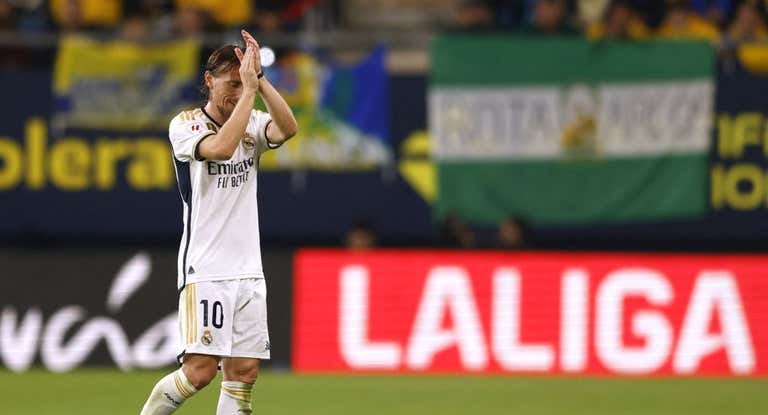 Modric se retira del partido ante el Cádiz.