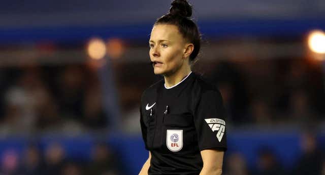 Detenidos dos menores en Inglaterra por proferir “cánticos misóginos” contra una árbitra en el Birmingham-Sheffield Wednesday