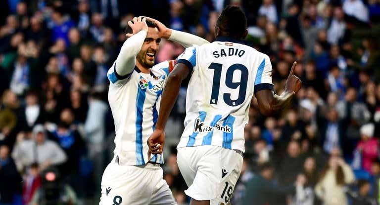 Sadiq celebra su gol junto a Mikel Merino.