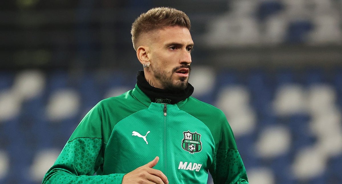 Samu Castillejo en un calentamiento con el Sassuolo.