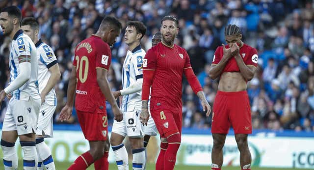 El Sevilla se desangra y Diego Alonso casi agota su crédito