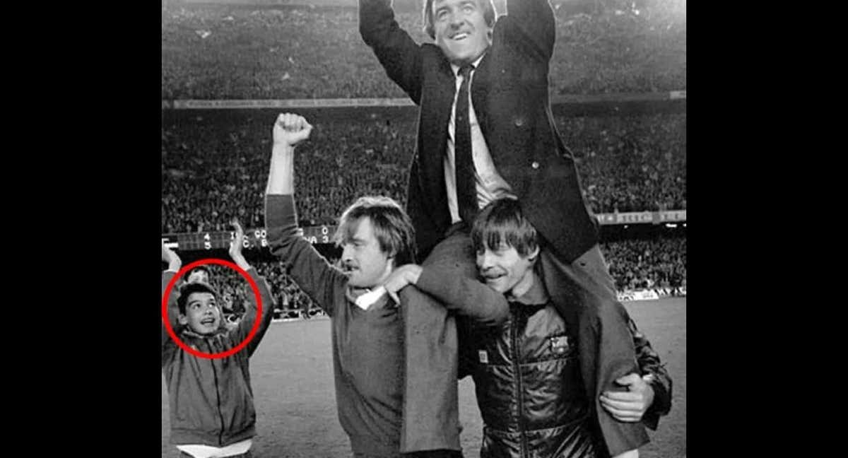 Terry Venables, sacado a hombros por Migueli con un joven Pep Guardiola observando. /FCBARCELONA