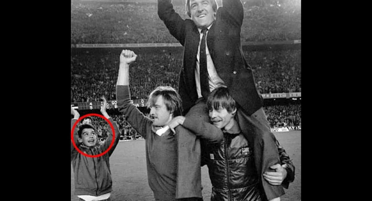 Terry Venables, sacado a hombros por Migueli con un joven Pep Guardiola observando.