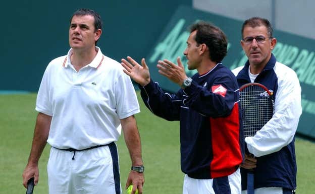 Perlas, Arrese y Avendaño, los capitanes de España en la Davis de 2003.  EFE/Paco Campos