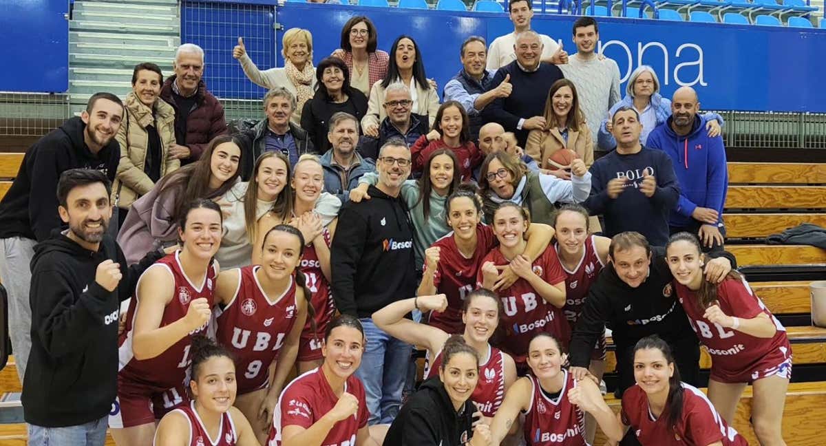 El Unibasket y su entrenador afectado, Ramiro García, en el centro. /FACEBOOK
