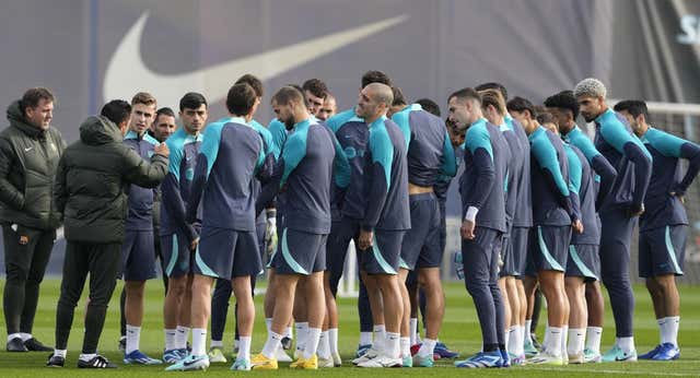 Xavi afronta la final ante el Oporto con el «vestuario unido» y la «confianza del presidente y Deco»