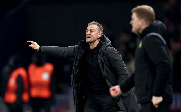 El asturiano Luis Enrique da indicaciones durante el partido.  AFP