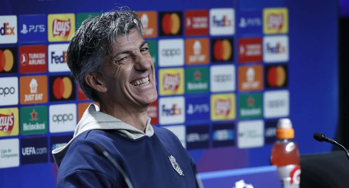 Imanol Alguacil esboza una amplia sonrisa en un momento de la rueda de prensa en el Reale Arena. /Efe