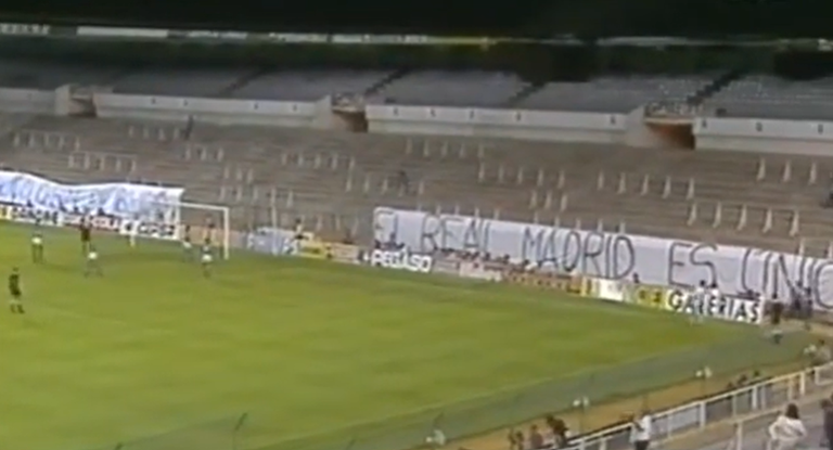 Uno de los fondos del Santiago Bernabéu durante el partido del Real Madrid - Nápoles de 1987.