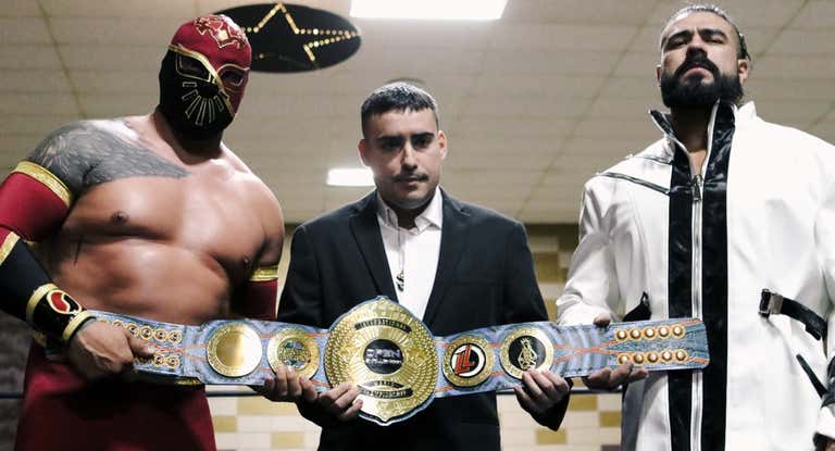 Cinta de Oro, Miguel Pérez (CEO del IOWC) y Andrade, antes de comenzar el combate.