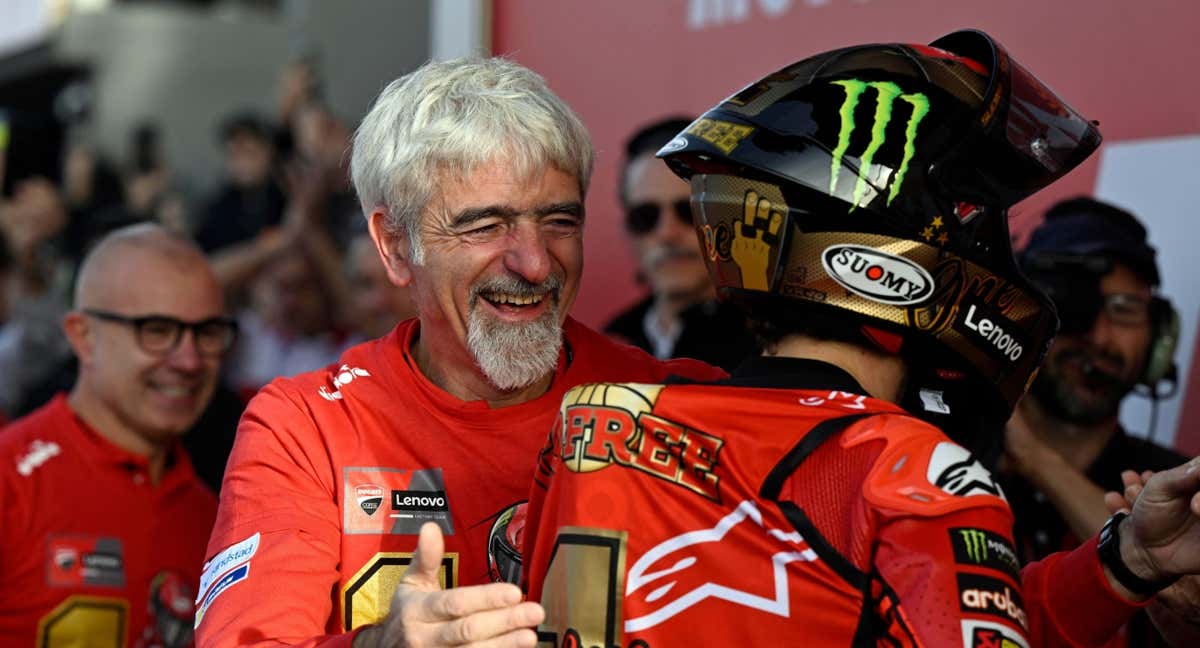 Gigi Dall'Igana, responsable de Ducati en MotoGP, celebra el título con Pecco Bagnaia.