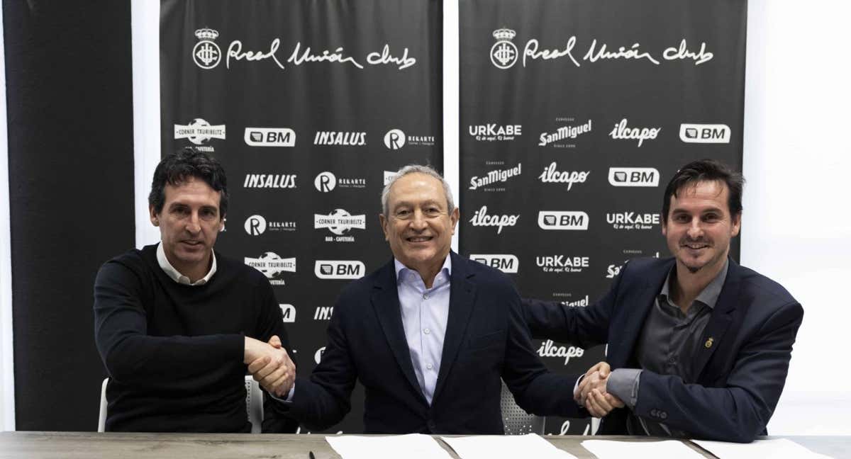 Los hermanos Emery, Unai e Igor, junto a Nassef Sawiris, el presidente del Aston Villa.