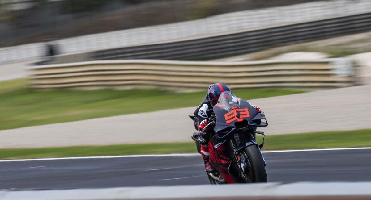 Marc Márquez, con la Ducati de Gresini Racing, en su estreno en el test de MotoGP en Valencia.