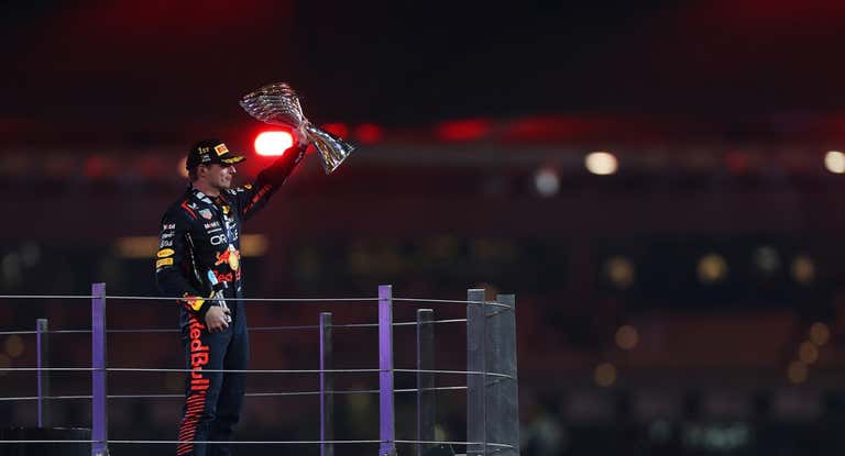 Max Verstappen, en el podio del GP de Abu Dhabi 2023 de F1.