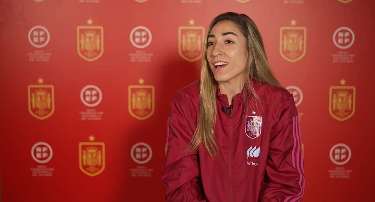 Olga Carmona durante la entrevista con FIFA.