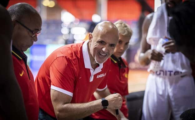 Pep Claros en el banquillo de Angola. FIBA
