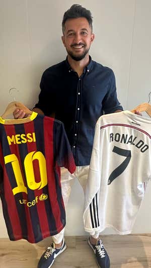 Héctor Rodas posa con sus camisetas de Messi y Cristiano.  Relevo