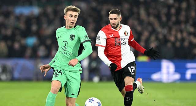 Pablo Barrios se rompió el menisco en una acción defensiva con Ueda