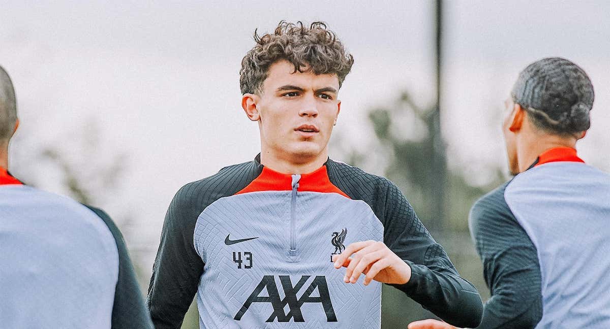 Stefan Bajcetic, durante un entrenamiento del Liverpool./@LFC