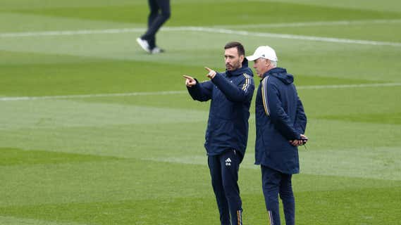 Carlo Ancelotti, junto a su hijo Davide, en un entrenamiento del Real Madrid. /GETTY