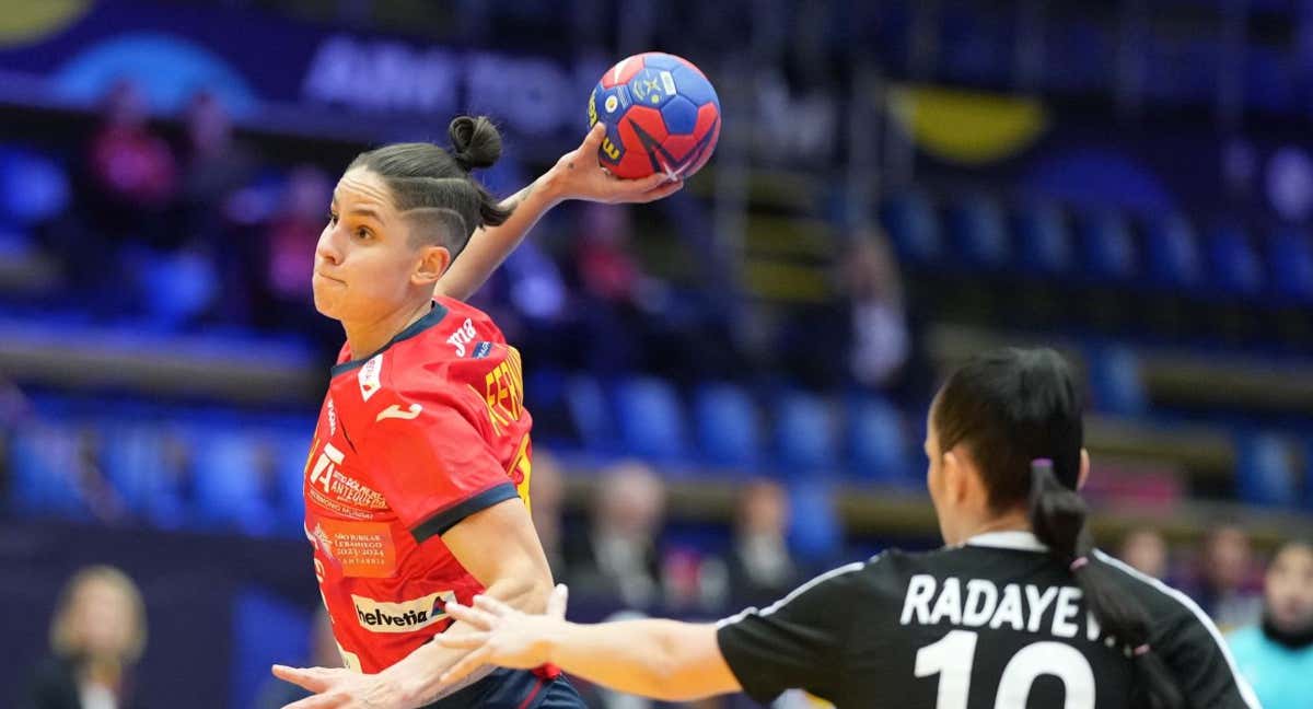 Alicia Fernández tira a portería en el partido ante Kazajistán./EFE