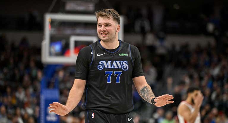 Luka Doncic celebra una canasta ante los Rockets.