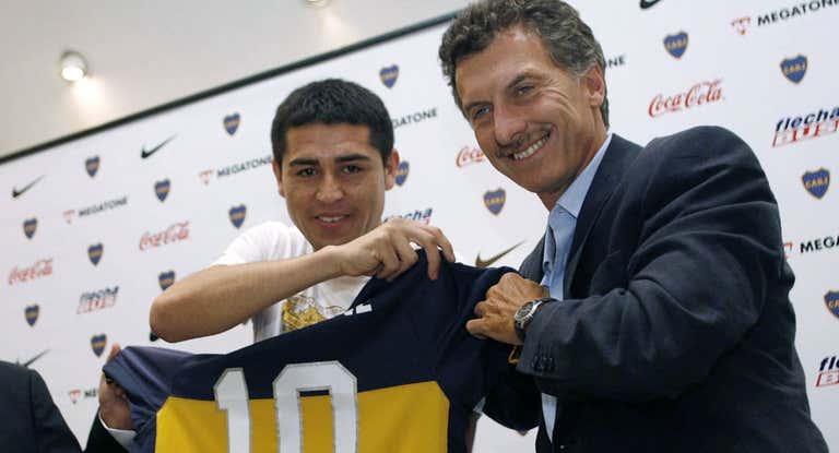 Riquelme y Macri durante la renovación de Román en 2007.