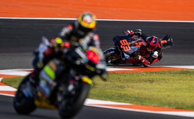 Maverick Viñales (Aprilia) y Marc Márquez (Ducati) durante el test de Valencia. EFE