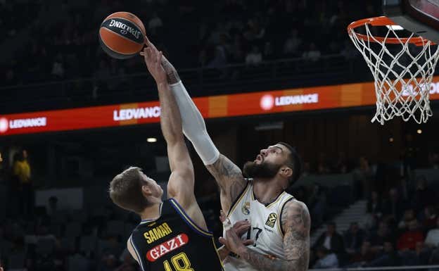 Vincent Poirier tapona a Samar, del Alba Berlín. Efe