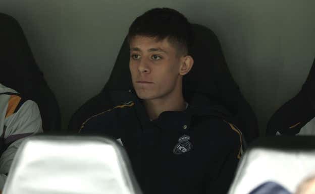 Arda Güler, en el banquillo ante el Braga.  AFP