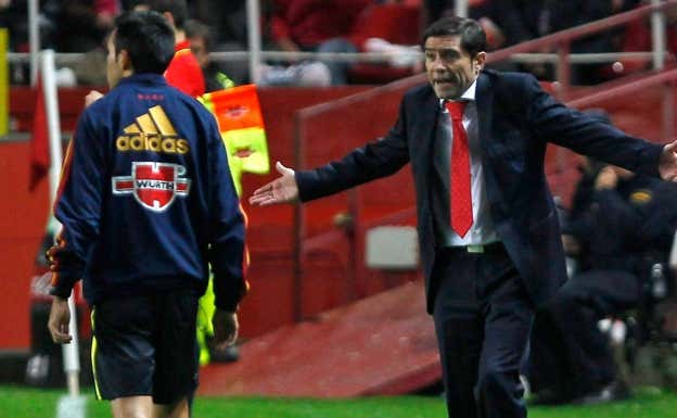 Marcelino da instrucciones en el Ramón Sánchez-Pizjuán. EFE