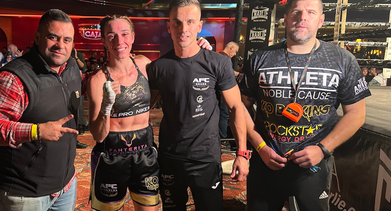 Alba Sánchez, junto a su equipo, tras su victoria en las Casino Boxing Series.