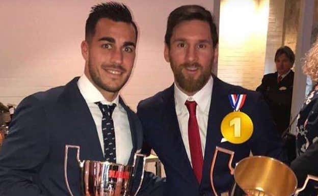 Joselu, con Messi y su Pichichi.  INSTAGRAM
