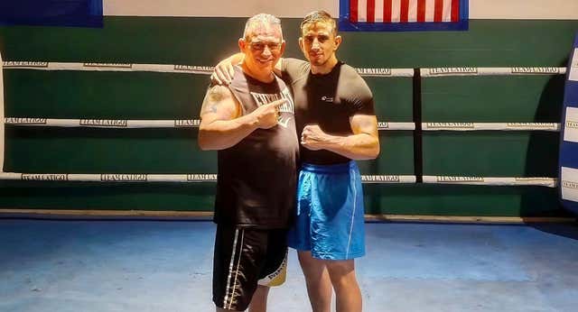 El tándem padre-hijo que montó su búnker en un gimnasio de un colegio de Rentería y ahora aspira a reinar en Europa