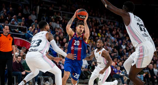 Laprovittola se luce a base de triples y el Baskonia remonta para vencer a Valencia Basket