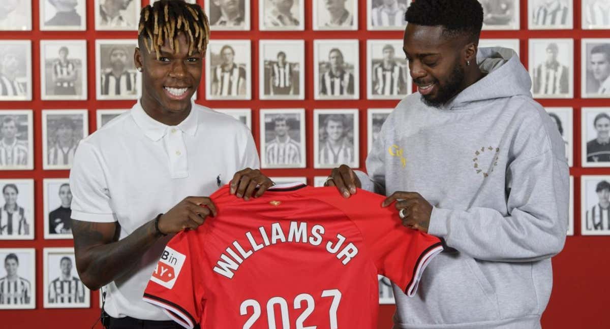 Nico e Iñaki posan con la camiseta de la renovación del pequeño de los hermanos./Athletic Club