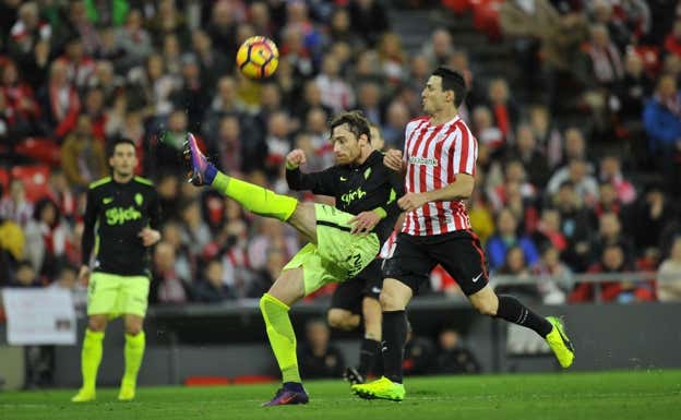 Amorebieta y Aduriz, en un lance de un partido entre el Sporting y el Athletic. Archivo