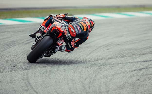 Pedro Acosta, sobre la KTM en 2023.  KTM
