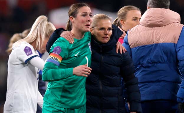 Sarina y Mary Earps tras el partido.  REUTERS