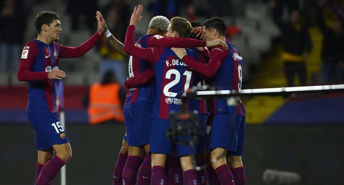 Los jugadores del Barça celebran el gol de Joao Félix.