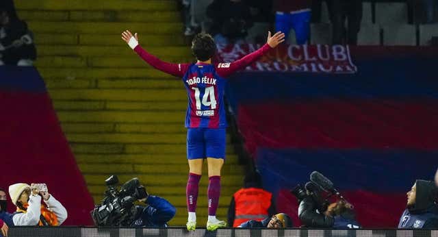 Joao Félix, desatado: beso a la grada atlética, «alivio» en la celebración y pelea con Giménez