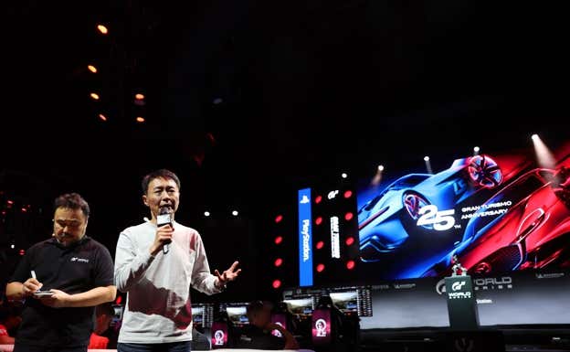 Kazunori Yamauchi, a la derecha, con su asistente, Takayuki Nushida.  Polyphony Digital