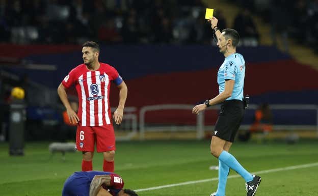 El capitán del Atlético vio la tarjeta amarilla en el minuto 38.  REUTERS