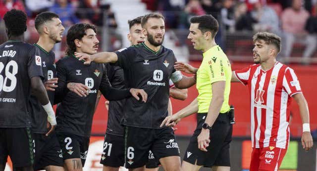 Rui Silva salva un punto para el Betis ante un colista incapaz contra diez