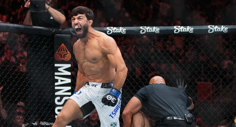 Arman Tsarukyan festeja su victoria sobre Dariush en el UFC Austin.